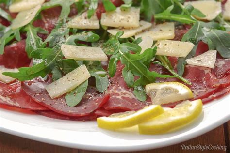 Tálalásra kész szarvasbélszín carpaccio