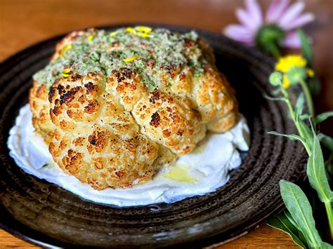 Frissen sült duplacsokis muffinok gőzölögve egy rácson