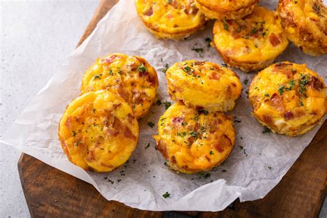 Muffin tészta adagolása papírkapszlikba muffintepsiben