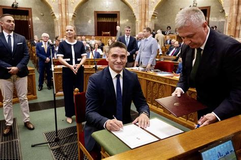 Csuzda Gábor és Riz Gábor átadás-átvétel