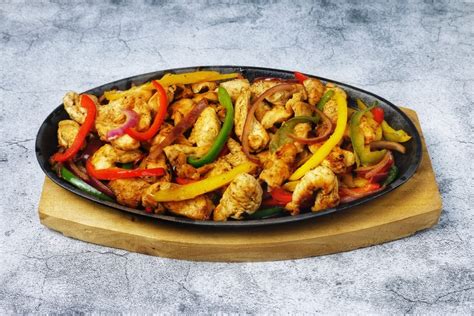 Csirkés fajitas tálalva tortillával és zöldségekkel