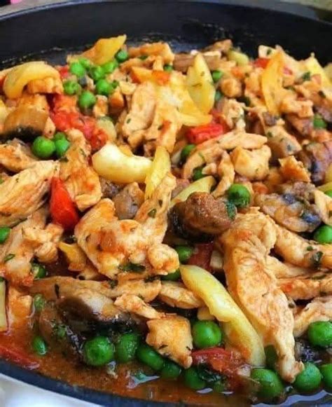 Csíkokra vágott csirkemell és zöldségek