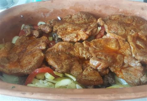 Réteges rakott tarja római tálban