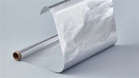 alufólia tekercs konyhai asztalon