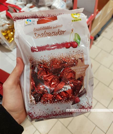 Szeletelt szaloncukor makrofotója, látható a meggyes krém és a tejcsokoládé réteg
