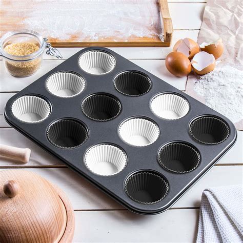 Muffin forma pudinggal töltve