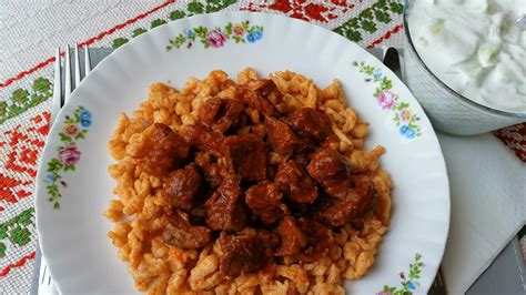 Kész nokedli tálalva