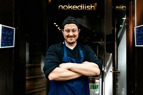 Gottreich-Horváth Ádám egy nokedliszaggató géppel