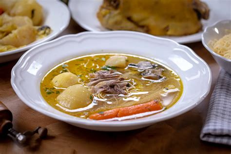 egy elegánsan tálalt, gőzölgő fácánleves, zöldségekkel és aranyló lével
