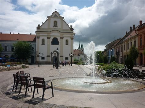 Vác főtere cukrászdákkal