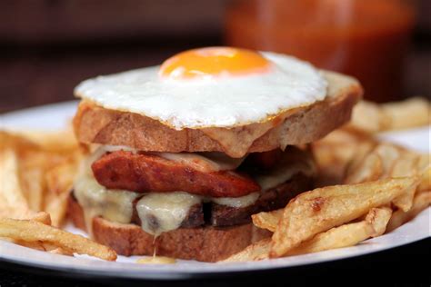 francesinha szendvics vágott keresztmetszete