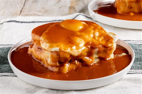 francesinha szendvics rétegekben