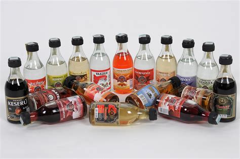 különböző szirupok és likőrök