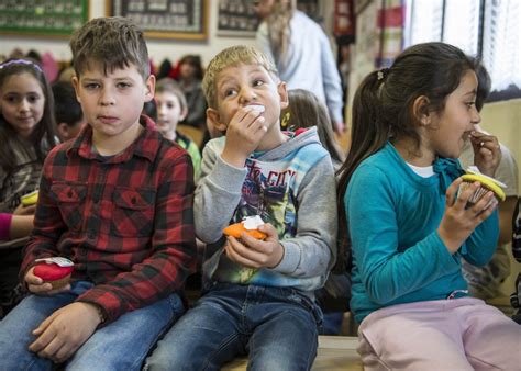 gyerekek süteményt szaggatnak korongkiszúrókkal