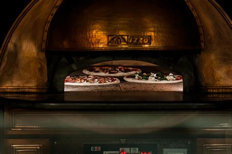 Garfildo Pizzéria logója és a bejáratról készült kép