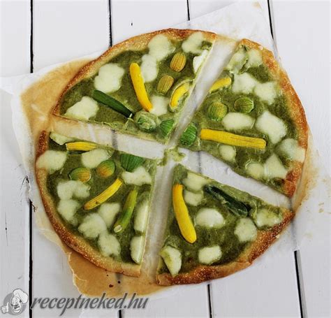 Cukkinis pizza feltéttel, sütés előtt