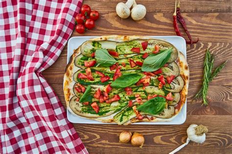 Különböző feltétek cukkinis pizzához