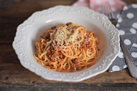Húsos spagetti tálalás előtt friss fűszerekkel