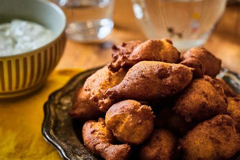 Különböző típusú hamburgerek teljes kiőrlésű zsemlében