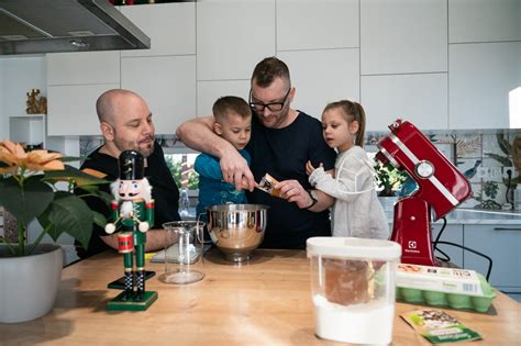 Családi bejglisütés, gyerekek is segédkeznek a konyhában