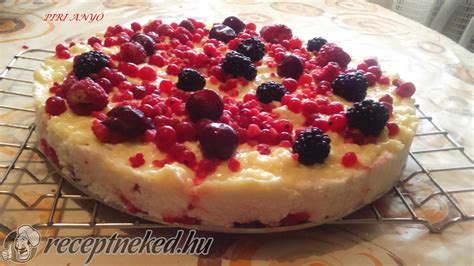 Pudinggal és gyümölccsel megkent tortalap
