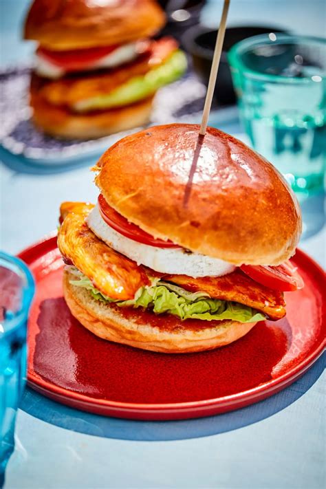 ízletes házi csibeburger grillezett camembert sajttal