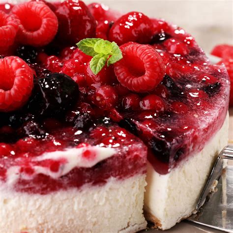 egy friss, gyümölcsökkel díszített, krémes sajttorta szelet tányéron