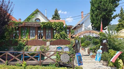 A Bakos Vendéglő hangulatos épülete és környéke Szigligeten