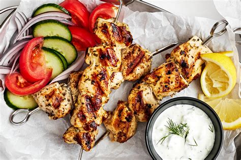 Souvlaki tálalása