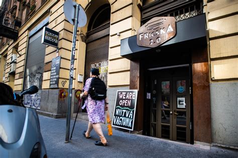 A Fricska 2.0 otthonos, sallangmentes belső tere, ahol a fekete palatáblák dominálnak