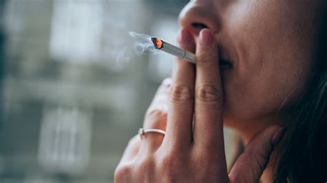 Cigarettázó ember