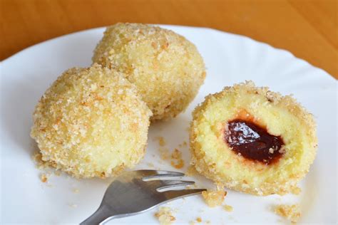 szilvalekváros gombóc tálalva