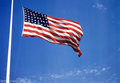 Amerikai zászló és egy tál mac and cheese