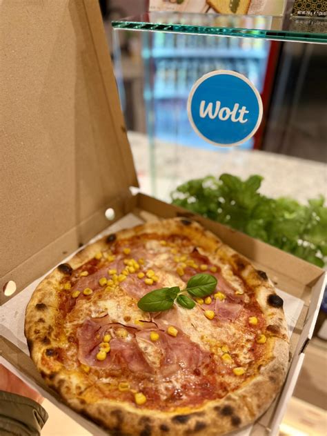 Gőzölgő, frissen sült pizza fatüzelésű kemencéből