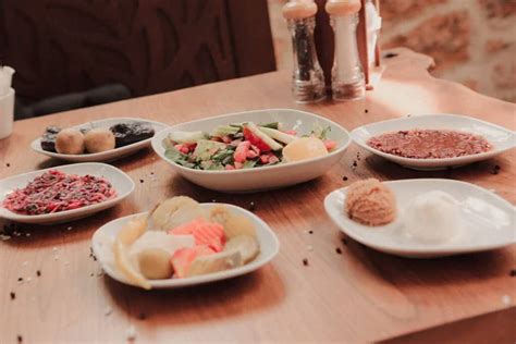 Hagyományos török asztal mezze válogatással