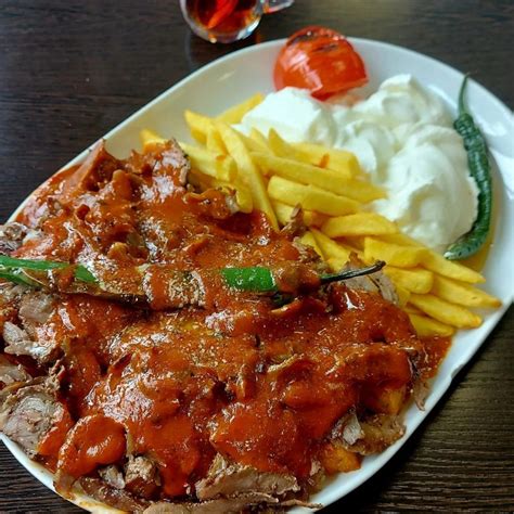 Hagyományos Iskender Kebab tálalása