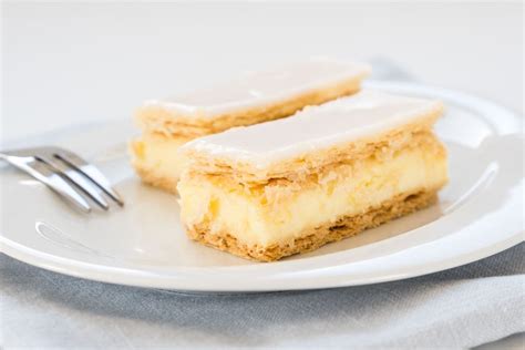 házi készítésű krémes citromfagylalt tálalva