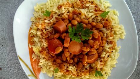 tálalt chilis bab rizzsel és korianderrel