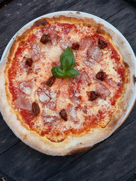 Különböző friss pizzafeltétek: mozzarella, bazsalikom és sonka
