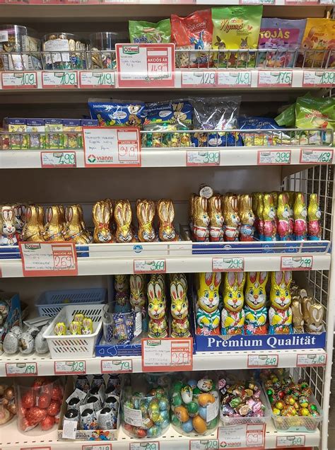 Különböző tojások, különválasztott sárgájával és fehérjével