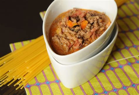friss bolognai ragu készítése serpenyőben