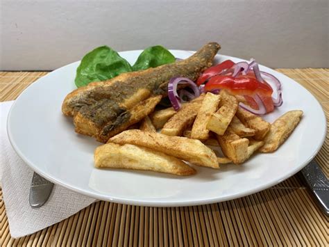 Sült hekk friss kenyérrel és savanyúsággal