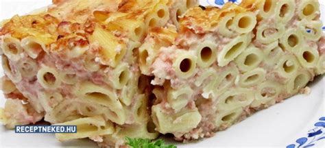 Egy ínycsiklandó, frissen sült rakott penne a sütőből kivéve, tetején olvadó sajttal.