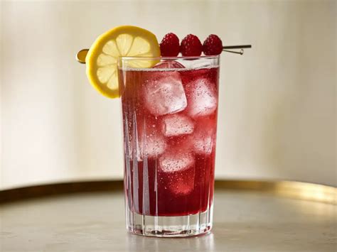 Egy ínycsiklandó gin-tonik koktél jéggel és díszítéssel
