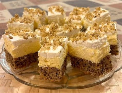 Tálcán kínált, gusztusos, szeletelt almás-kekszes sütemény