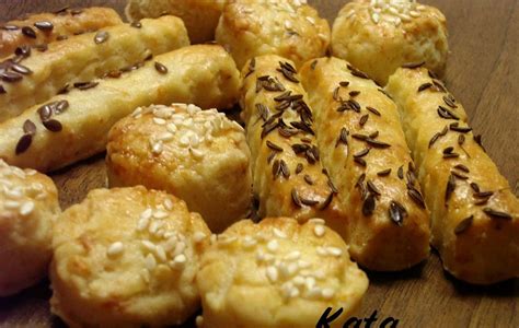 Különböző formájú mozzarella sajtok: golyók, rudak, és egy egész darab