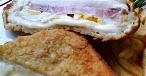 Sajt töltött rántott mozzarella szelet, láthatóvá téve a sonkát és paradicsomot