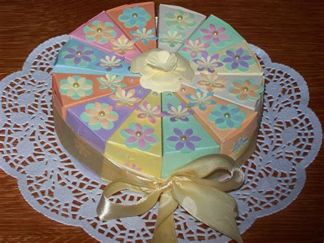 közepes méretű torta szeletelve