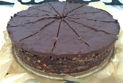 nagy torta 16 szeletre vágva