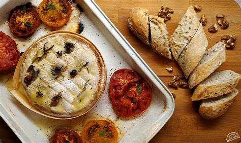 Sült camembert ropogós kenyérrel és fűszerekkel